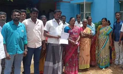 திருட வந்த வாலிபர்களை தாக்கியதாக 4 பேர் மீது வழக்குபதிவு;போலீஸ் நிலையத்தில் திரண்ட மக்களால் பரபரப்பு திருட வந்த வாலிபர்களை தாக்கியதாக 4 பேர் மீது வழக்குபதிவு;போலீஸ் நிலையத்தில் திரண்ட மக்களால் பரபரப்பு