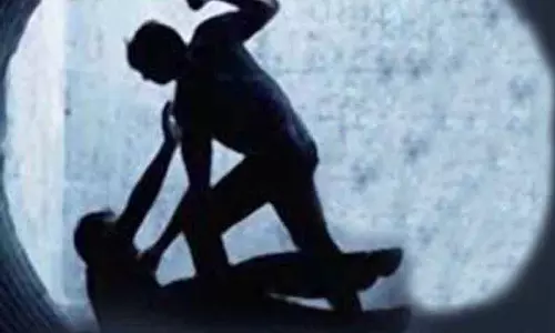 இருதரப்பினரிடையே மோதல்; கிராம நிர்வாக அதிகாரி உள்பட 9 பேர் கைது இருதரப்பினரிடையே மோதல்; கிராம நிர்வாக அதிகாரி உள்பட 9 பேர் கைது