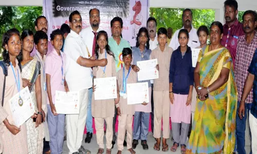 செஸ் ஒலிம்பியாட் போட்டியை பார்ப்பதற்கு ஈரோடு மாவட்டத்தை சேர்ந்த 3 மாணவ -மாணவிகள் தேர்வு