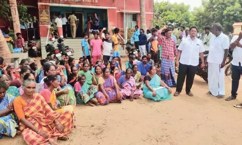 முன்னாள் ஊராட்சி மன்ற தலைவரை கைது செய்யக்கோரி போலீஸ்நிலையம் முற்றுகை