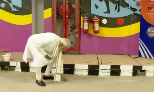 டெல்லியில் சுரங்கத்தில் கிடந்த குப்பைகளை கைகளால் எடுத்து சுத்தம் செய்த பிரதமர் மோடி டெல்லியில் சுரங்கத்தில் கிடந்த குப்பைகளை கைகளால் எடுத்து சுத்தம் செய்த பிரதமர் மோடி