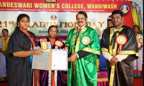 அகிலாண்டேஸ்வரி மகளிர் கல்லூரியில் பட்டமளிப்பு விழா