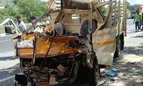 நின்று கொண்டிருந்த லாரி மீது மினிவேன் மோதி டிரைவர் உள்பட 4 பேர் பலி