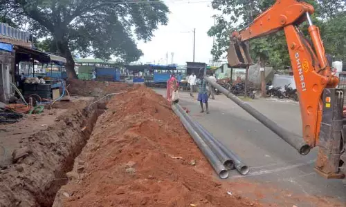 இரும்பு குழாய்கள் பதிக்கும் பணி மும்முரம்