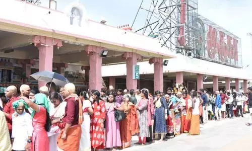 பழனி முருகன் கோவிலில் குவிந்த பக்தர்கள் பழனி முருகன் கோவிலில் குவிந்த பக்தர்கள்