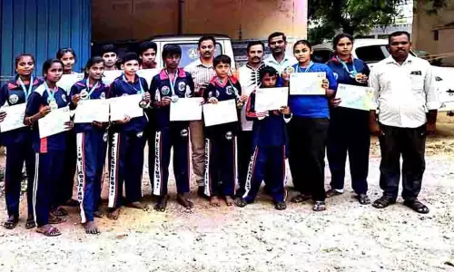 தேசிய அளவிலான அமெச்சூர் கிக் பாக்சிங் போட்டிக்கு கரூர் மாணவிகள் தேர்வு தேசிய அளவிலான அமெச்சூர் கிக் பாக்சிங் போட்டிக்கு கரூர் மாணவிகள் தேர்வு