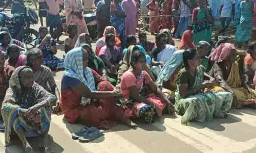 பதாகைகளை சேதப்படுத்தியவர்களை கைது செய்யக்கோரி கிராமமக்கள் சாலை மறியல் பதாகைகளை சேதப்படுத்தியவர்களை கைது செய்யக்கோரி கிராமமக்கள் சாலை மறியல்