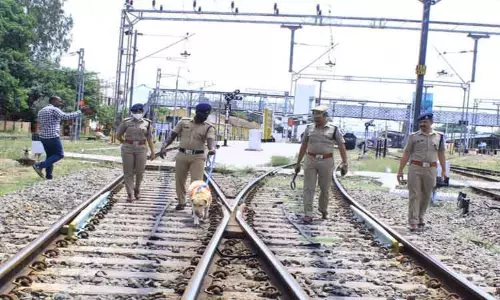 நெல்லை ரெயில் நிலையத்தில் போலீசார் தீவிர கண்காணிப்பு நெல்லை ரெயில் நிலையத்தில் போலீசார் தீவிர கண்காணிப்பு