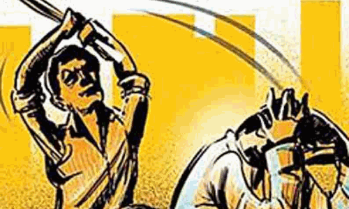 தொழிலாளியின் கையை வெட்டி எடுத்துச்சென்ற வாலிபர்கள்