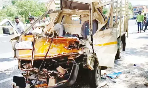 லாரி மீது மினிவேன் மோதி 4 பேர் பலி