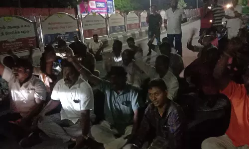 சேலத்தில் தி.மு.க., பா.ஜனதாவினர் மோதல்; 2 பேர் காயம் சேலத்தில் தி.மு.க., பா.ஜனதாவினர் மோதல்; 2 பேர் காயம்