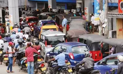 இலங்கையில் அரசு அலுவலகங்கள், பள்ளிகள் இன்று முதல் மூடல்..! இலங்கையில் அரசு அலுவலகங்கள், பள்ளிகள் இன்று முதல் மூடல்..!