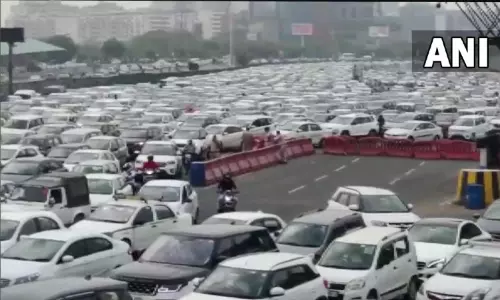 அக்னிபத் திட்டத்துக்கு எதிரான போராட்டம்; டெல்லியில் கடும் போக்குவரத்து நெரிசல் - நீண்ட தூரத்துக்கு அணிவகுத்து நிற்கும் வாகனங்கள் அக்னிபத் திட்டத்துக்கு எதிரான போராட்டம்; டெல்லியில் கடும் போக்குவரத்து நெரிசல் - நீண்ட தூரத்துக்கு அணிவகுத்து நிற்கும் வாகனங்கள்