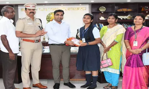 10-ம் வகுப்பு தேர்வில் தூத்துக்குடி மாவட்ட அளவில் முதலிடம் பிடித்த மாணவிக்கு கலெக்டர் பாராட்டு 10-ம் வகுப்பு தேர்வில் தூத்துக்குடி மாவட்ட அளவில் முதலிடம் பிடித்த மாணவிக்கு கலெக்டர் பாராட்டு