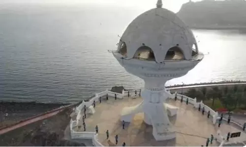 ஓமன்: மஸ்கட்டில் உள்ள இந்திய தூதரகம் சாா்பில் கண்கவர் யோகா நிகழ்ச்சி