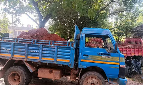 செம்மண் கடத்திய 2 டெம்போக்கள் பறிமுதல்