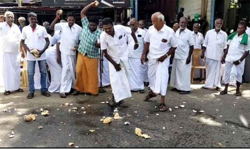 கூட்டுறவு சங்கங்கள் மூலம் கொள்முதல் செய்யக்கோரி  சாலையில் தேங்காய்களை உடைத்து விவசாயிகள் போராட்டம்