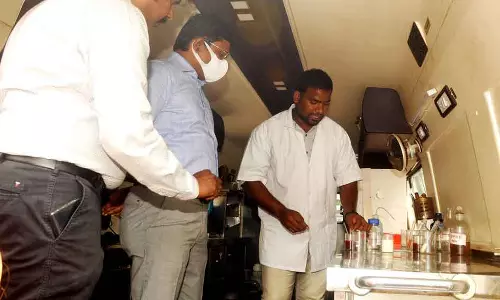 உபரி உணவை வீணாக்காமல் பகிர்வோம் திட்ட விழிப்புணர்வு வாகனம் கலெக்டர் கொடியசைத்து தொடங்கி வைத்தார்