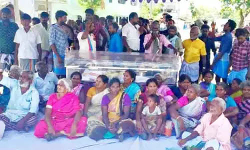 இறந்தவர் உடலை சாலையில் வைத்து கவன ஈர்ப்பு போராட்டம்