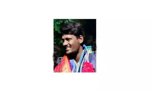 மாற்றுத்திறனாளிகள் கிரிக்கெட்டில் பங்கேற்று திரும்பிய அரியலூர் வீரருக்கு உற்சாக வரவேற்பு மாற்றுத்திறனாளிகள் கிரிக்கெட்டில் பங்கேற்று திரும்பிய அரியலூர் வீரருக்கு உற்சாக வரவேற்பு