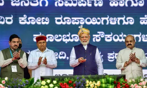ரூ.15 ஆயிரம் கோடியில் புறநகர் ரெயில் திட்டம்; பிரதமர் மோடி அடிக்கல் நாட்டினார் ரூ.15 ஆயிரம் கோடியில் புறநகர் ரெயில் திட்டம்; பிரதமர் மோடி அடிக்கல் நாட்டினார்