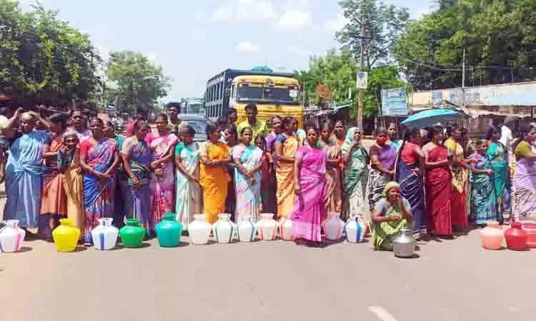 குடிநீர் கேட்டு காலிக்குடங்களுடன் பொதுமக்கள் சாலை மறியல்