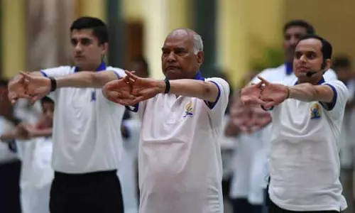 நாடு முழுவதும் பிரம்மாண்ட யோகா நிகழ்ச்சிகள் : டெல்லியில் ஜனாதிபதி பங்கேற்பு நாடு முழுவதும் பிரம்மாண்ட யோகா நிகழ்ச்சிகள் : டெல்லியில் ஜனாதிபதி பங்கேற்பு