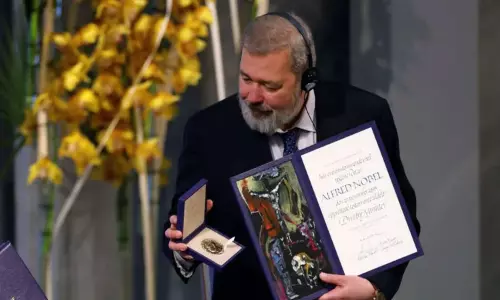 நோபல் பரிசை விற்று ரூ.808 கோடியை உக்ரைன் குழந்தைகளுக்காக வழங்கிய ரஷிய பத்திரிகையாளர் நோபல் பரிசை விற்று ரூ.808 கோடியை உக்ரைன் குழந்தைகளுக்காக வழங்கிய ரஷிய பத்திரிகையாளர்