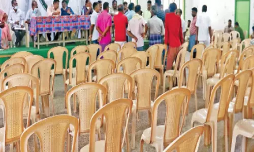 ஊத்துக்கோட்டையில் 6 வழிச்சாலை குறித்த பேச்சுவார்த்தையில் வாக்குவாதம்; விவசாயிகள் வெளிநடப்பு ஊத்துக்கோட்டையில் 6 வழிச்சாலை குறித்த பேச்சுவார்த்தையில் வாக்குவாதம்; விவசாயிகள் வெளிநடப்பு