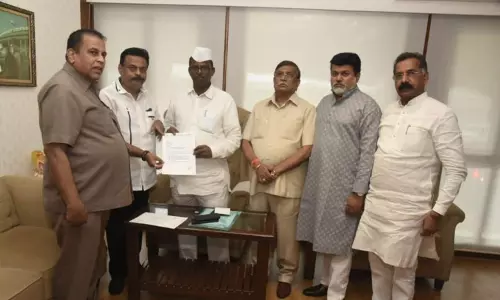 மராட்டிய அரசியலில் சூடு பிடித்த கட்சி மாறி ஓட்டளித்த விவகாரம்; ஷிண்டேவை நீக்க கடிதம் மராட்டிய அரசியலில் சூடு பிடித்த கட்சி மாறி ஓட்டளித்த விவகாரம்; ஷிண்டேவை நீக்க கடிதம்