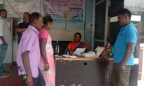 வராண்டாவில் செயல்படும் சமூக நலத்துறை அலுவலகம்