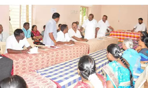 தலைவருடன் திமுக கவுன்சிலர்கள் வாக்குவாதம் தலைவருடன் திமுக கவுன்சிலர்கள் வாக்குவாதம்