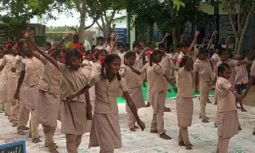 அரசு பள்ளி, கல்லூரியில் மாணவர்கள் யோகா பயிற்சி அரசு பள்ளி, கல்லூரியில் மாணவர்கள் யோகா பயிற்சி
