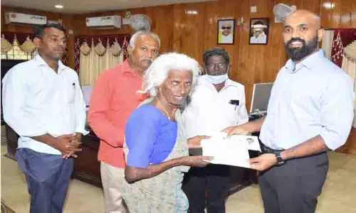 மூதாட்டிக்கு முதியோர் உதவித்தொகை மூதாட்டிக்கு முதியோர் உதவித்தொகை