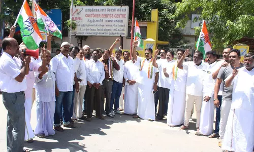 மத்திய அரசை கண்டித்து கிருஷ்ணகிரியில் காங்கிரஸ் கட்சியினர் ஆர்ப்பாட்டம் மத்திய அரசை கண்டித்து கிருஷ்ணகிரியில் காங்கிரஸ் கட்சியினர் ஆர்ப்பாட்டம்