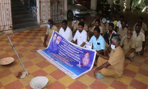 தூய்மை பணியாளர்கள் தர்ணா போராட்டம் தூய்மை பணியாளர்கள் தர்ணா போராட்டம்