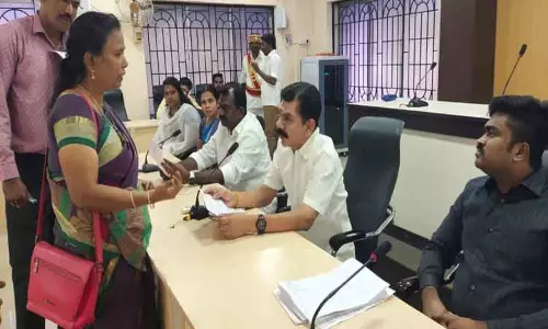 நெல்லையில் சுற்றித்திரியும் நாய்களை பிடிக்க வேண்டும்-மேயரிடம் பொதுமக்கள் மனு நெல்லையில் சுற்றித்திரியும் நாய்களை பிடிக்க வேண்டும்-மேயரிடம் பொதுமக்கள் மனு