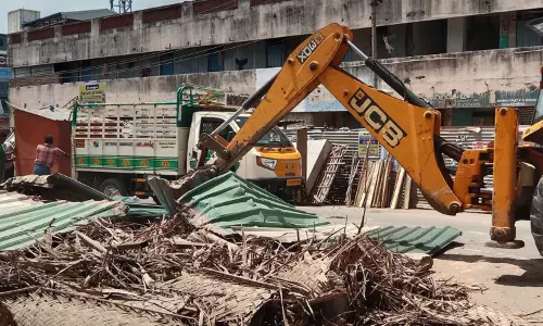 தஞ்சை மாலைநேர மார்க்கெட்டில் 34 கடைகள் இடிப்பு தஞ்சை மாலைநேர மார்க்கெட்டில் 34 கடைகள் இடிப்பு