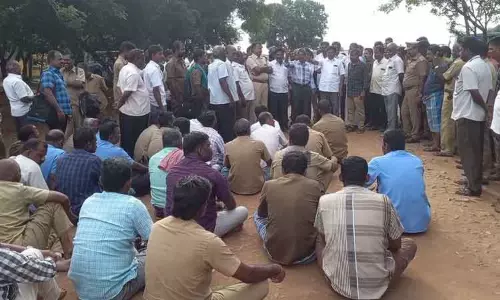 அரசு போக்குவரத்து தொழிலாளர்கள் திடீர் போராட்டம் அரசு போக்குவரத்து தொழிலாளர்கள் திடீர் போராட்டம்