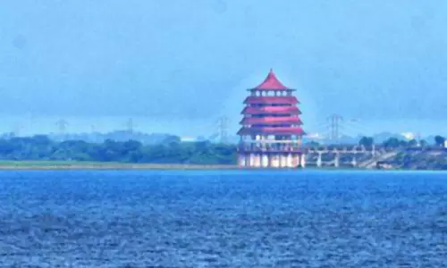 சென்னை புறநகர் பகுதிகளில் 2-வது நாளாக மழை: செம்பரம்பாக்கம் ஏரியில் இருந்து உபரிநீர் வெளியேற்றம் சென்னை புறநகர் பகுதிகளில் 2-வது நாளாக மழை: செம்பரம்பாக்கம் ஏரியில் இருந்து உபரிநீர் வெளியேற்றம்