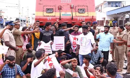 கோவையில் ரெயில் மறியல்:52 பேர் கைது
