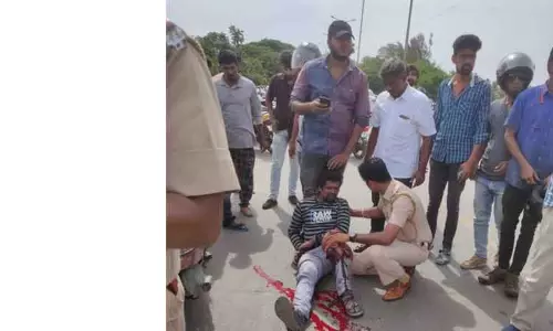 வாலிபருக்கு முதலுதவி சிகிச்சை அளித்த போலீஸ் இன்ஸ்பெக்டர்