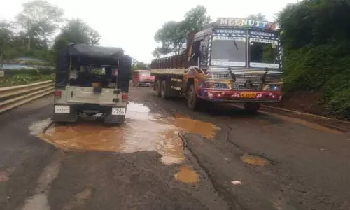 குண்டும், குழியுமான சாலையை சீரமைக்க வேண்டும்