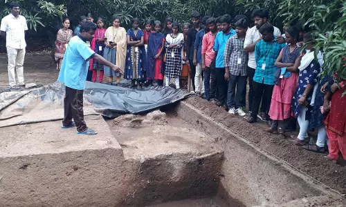 அகழாய்வை பார்வையிட்ட மாணவ, மாணவிகள் அகழாய்வை பார்வையிட்ட மாணவ, மாணவிகள்
