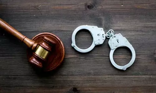 கழுத்தை அறுத்து ரவுடி படுகொலை; தொழிலாளி போலீசில் சரண்