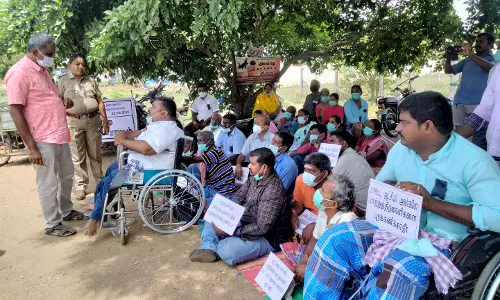 பரமத்திவேலூரில் மாற்றுத்திறனாளிகள் உண்ணாவிரத போராட்டம் அதிகாரிகள் பேச்சுவார்த்தை பரமத்திவேலூரில் மாற்றுத்திறனாளிகள் உண்ணாவிரத போராட்டம் அதிகாரிகள் பேச்சுவார்த்தை