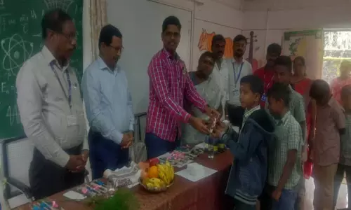 அரசு பள்ளியில் விழிப்புணர்வு முகாம்:  ஒருமுறை பயன்படுத்தும் பிளாஸ்டிக் பொருட்களை தவிர்க்க வேண்டும்- மாணவ-மாணவிகளுக்கு, ஆணையாளர் அறிவுரை