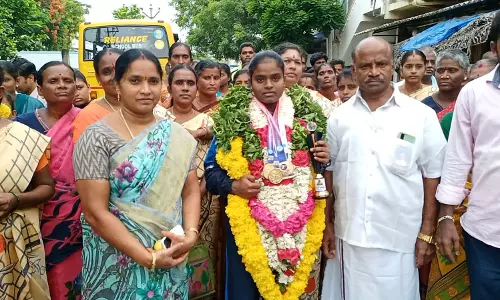 ஆசிய வலுதூக்கும் போட்டியில் தங்கம் வென்று பள்ளிபாளையம் திரும்பிய கல்லூரி மாணவிக்கு உற்சாக வரவேற்பு ஆசிய வலுதூக்கும் போட்டியில் தங்கம் வென்று பள்ளிபாளையம் திரும்பிய கல்லூரி மாணவிக்கு உற்சாக வரவேற்பு