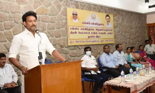 மாணவர்களை கையாளுவது கத்தி மேல் நடப்பது போல் உள்ளது மாணவர்களை கையாளுவது கத்தி மேல் நடப்பது போல் உள்ளது
