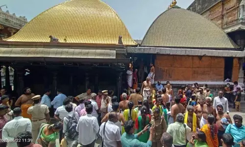 நடராஜர் கோவில் கனகசபையில் ஏறி திருவாசகம் பாடிய பக்தர்கள்